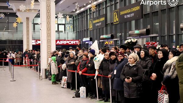С 14 января все встречающие в аэропортах Узбекистана могут попасть в залы прилёта - Sputnik Ўзбекистон