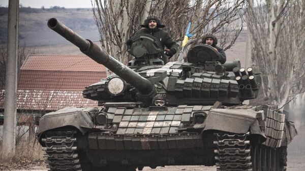 Украинские военные на танке Т-72 в Бахмуте (Артемовск) - Sputnik Ўзбекистон