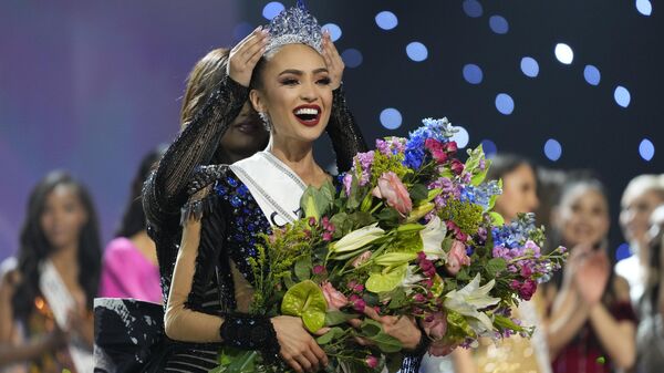 Победительница конкурса красоты Мисс Вселенная представительница США  Р’Бонни Габриэль - Sputnik Узбекистан