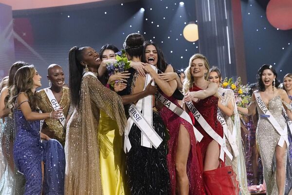 Другие участницы конкурса &quot;Мисс Вселенная&quot; поздравляют Мисс США с победой.  - Sputnik Узбекистан