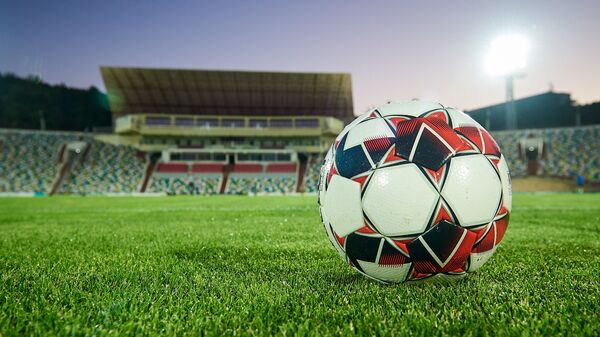 Футбольный мяч на поле стадиона Михаила Месхи - Sputnik Узбекистан