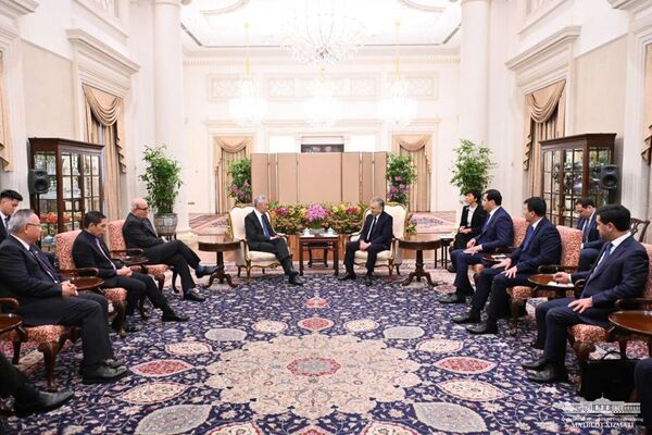 В рамках государственного визита Шавката Мирзиёева в Сингапур состоялись мероприятия на высшем уровне - переговоры с Премьер-министром Ли Сянь Луном. - Sputnik Ўзбекистон