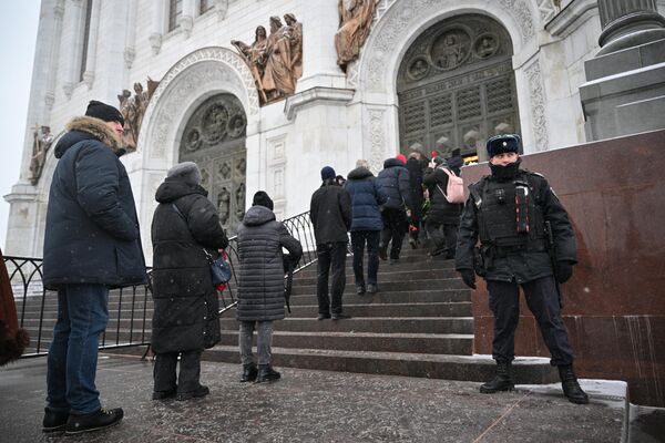 Люди в очереди на входе в храм Христа Спасителя, где проходит церемония прощания с актрисой. - Sputnik Узбекистан