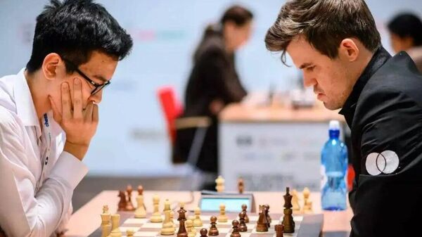 Нодирбек Абдусатторов сыграет с Магнусом Карлсеном на международном шахматном турнире Tata Steel Chess-2023. - Sputnik Ўзбекистон