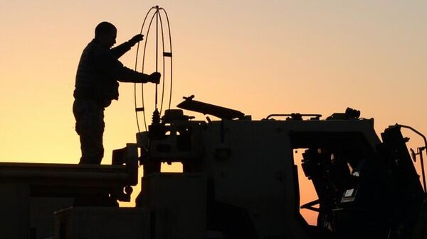 Американский военнослужащий развертывает антенну на реактивной системе залпового огня HIMARS. - Sputnik Узбекистан