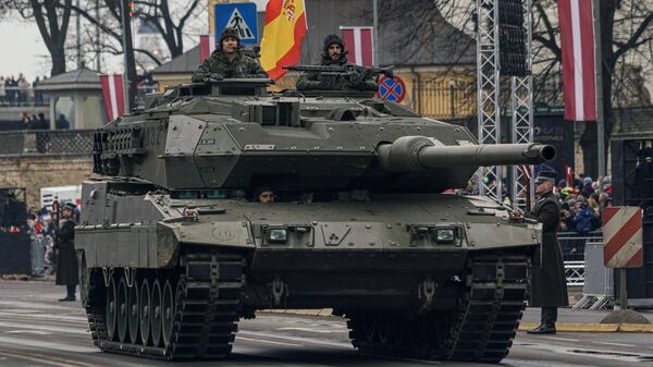 Tanki Leopard 2E na parade v Rige - Sputnik O‘zbekiston