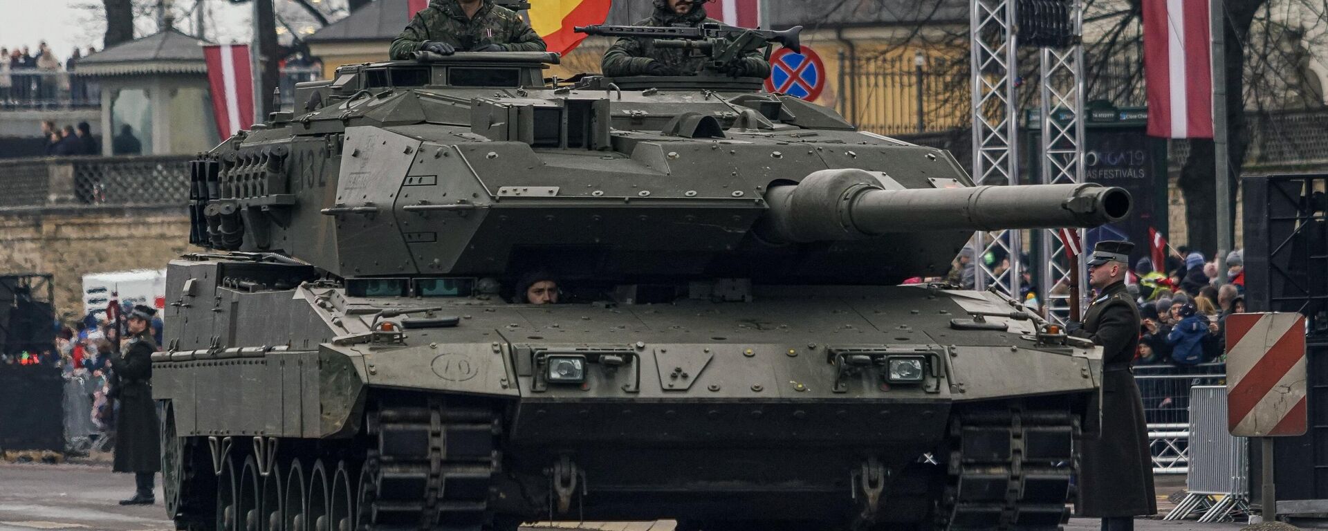 Танки Leopard 2E на параде в Риге - Sputnik Ўзбекистон, 1920, 04.06.2024