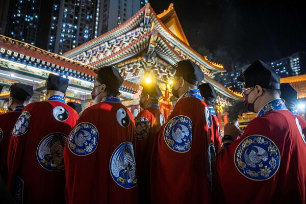 Священнослужители в храме в Гонконге. - Sputnik Узбекистан