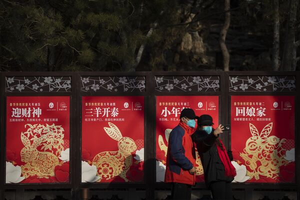 Билборды с символом нового года - кроликом - в парке Пекина. - Sputnik Узбекистан