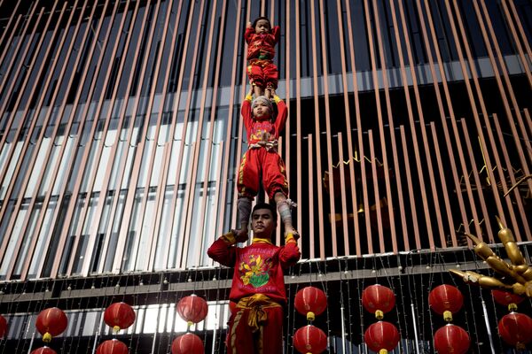 Акробаты во время выступления в Бангкоке. - Sputnik Узбекистан