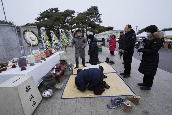 Северокорейские беженцы в Южной Корее отмечают наступление нового года, поминая своих предков.  - Sputnik Узбекистан
