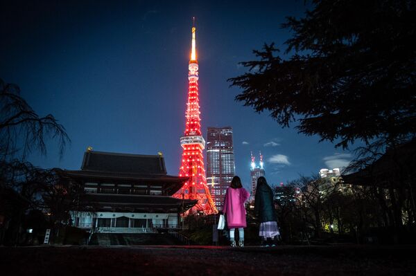 Храм Дзодзё-дзи на фоне в Токио, Япония. - Sputnik Узбекистан