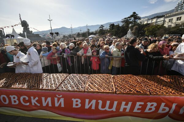Угощение гостей Чеховским вишневым пирогом, длинной 20 метров, в завершении фестиваля Ялта - город 8 Марта в Ялте - Sputnik Узбекистан