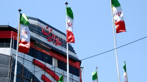 Флаги Ирана на одной из улиц Тегерана. - Sputnik Ўзбекистон