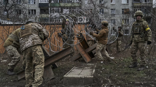 Ukrainskie voyennie vozvodat barrikadi v Artemovske (Baxmute). - Sputnik O‘zbekiston