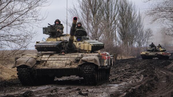 Tanki T-72 narodnoy militsii DNR na doroge pod Volnovaxoy. - Sputnik O‘zbekiston
