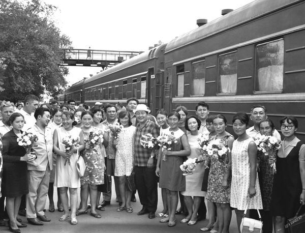 Отъезд участников декады киргизской литературы и искусства в Ташкент. Фрунзе, 1969 год.  - Sputnik Узбекистан