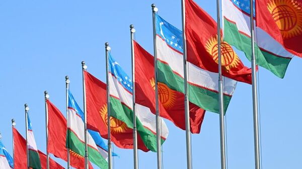 Флаги Узбекистана и Кыргызстана - Sputnik Узбекистан