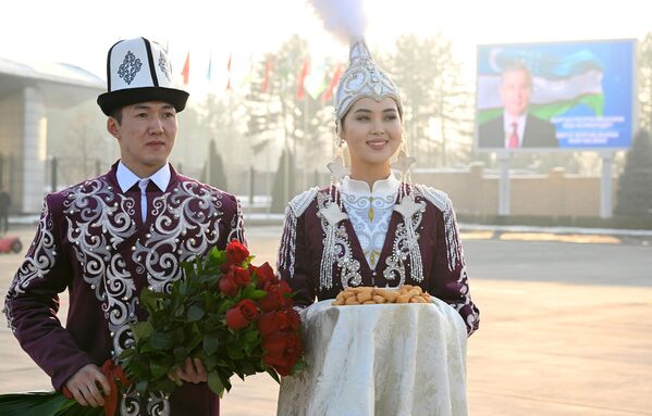 Prezident Shavkat Mirziyoyev pribыl gosudarstvennыm vizitom v Bishkek. - Sputnik Oʻzbekiston
