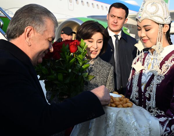 Prezident Shavkat Mirziyoyev pribыl gosudarstvennыm vizitom v Bishkek. - Sputnik Oʻzbekiston