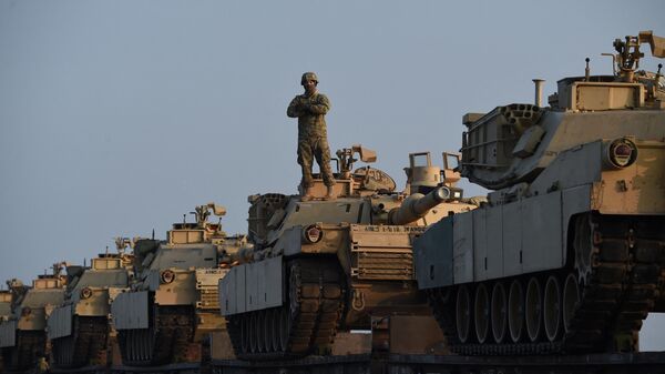 Танки M1 Abrams пехотного батальона армии США на авиабазе Михаила Когэлничану близ Констанцы в Румынии. Архивное фото. - Sputnik Узбекистан