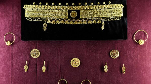 Коллекция скифского золота в Центральном музее Тавриды в Симферополе - Sputnik Ўзбекистон
