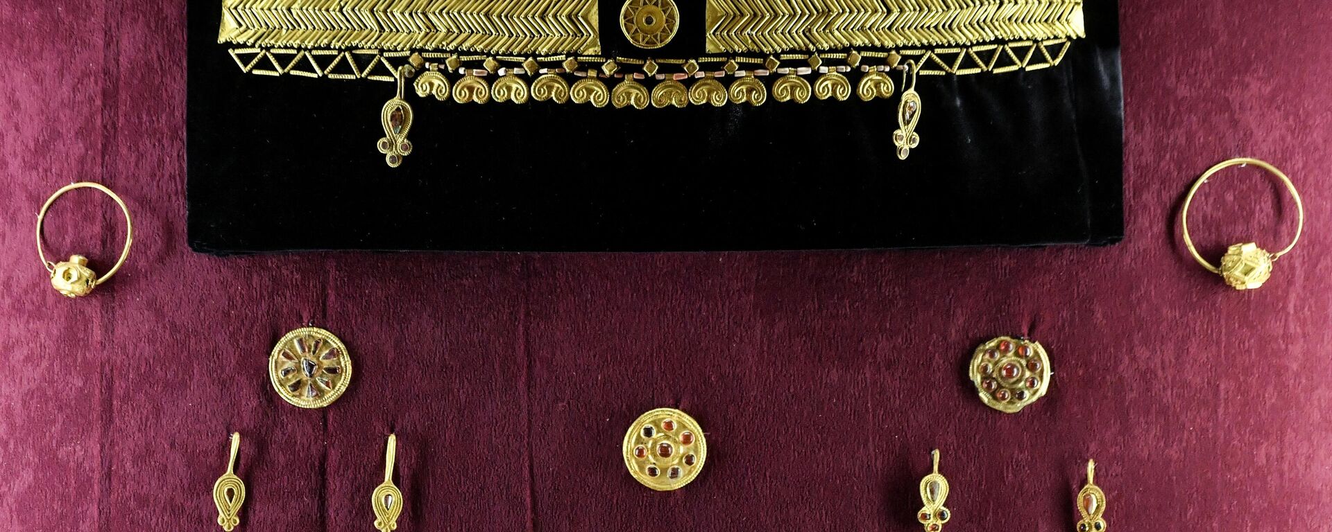 Коллекция скифского золота в Центральном музее Тавриды в Симферополе - Sputnik Ўзбекистон, 1920, 27.01.2023