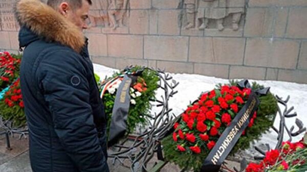 Узбекистанские дипломаты почтили память жертв блокады Ленинграда и приняли участие в церемонии возложения венков на Пискаревском мемориальном кладбище. - Sputnik Узбекистан