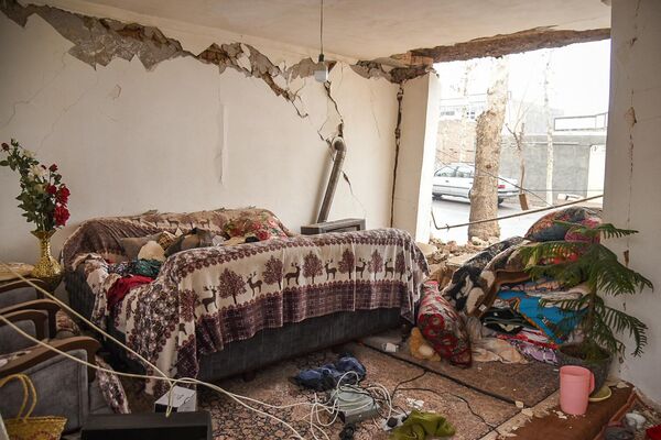 Повреждения в жилых домах вследствие землетрясения. - Sputnik Узбекистан