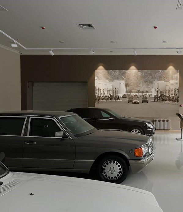 Mercedes-Benz W126 (на переднем плане) и Mercedes-Benz W221 (на заднем плане) в музее Ислама Каримова. На втором автомобиле Ислам Каримов ездил с 2005 по 2013 год. - Sputnik Узбекистан