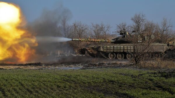 Танк Т-80 вооруженных сил РФ в зоне проведения СВО. - Sputnik Узбекистан