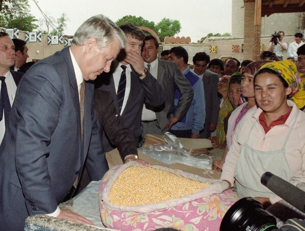 Борис Ельцин на одном из городских рынков Самарканда во время визита в Узбекистан. - Sputnik Узбекистан