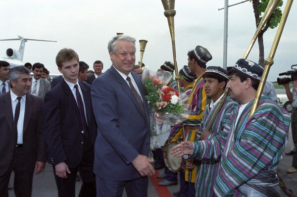 Борис Ельцин перед встречей с президентом Узбекистана Исламом Каримовым. - Sputnik Узбекистан