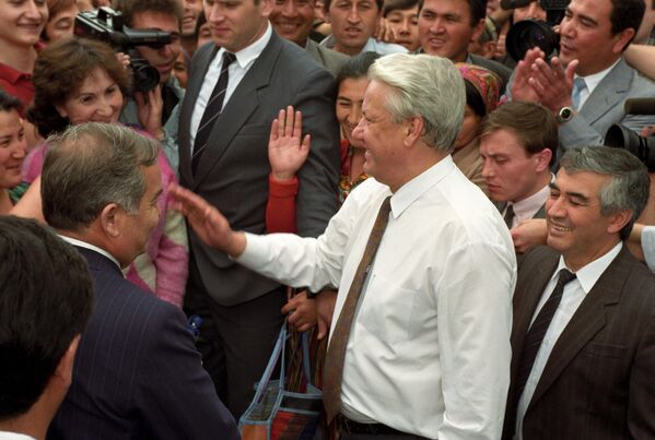 Ельцин иКаримов на встрече с жителями Самарканда. - Sputnik Узбекистан