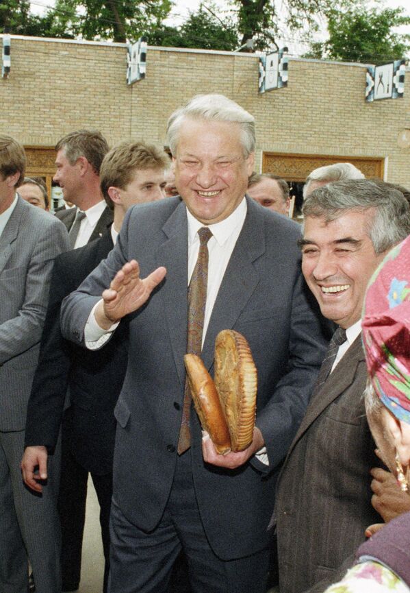 Борис Ельцин посещает городской рынок в Самарканде. - Sputnik Узбекистан