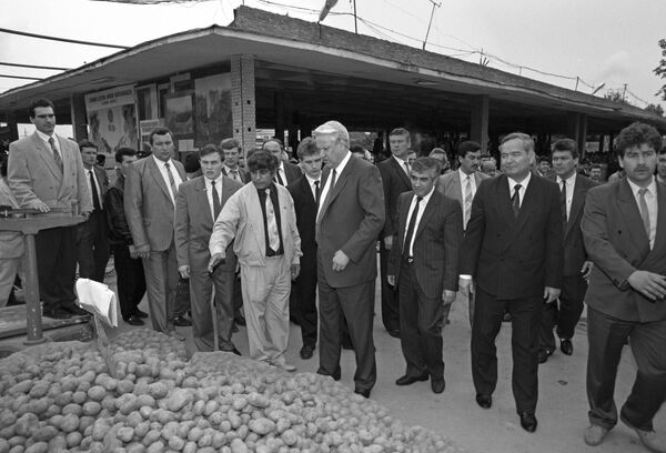 Борис Ельцин и Ислам Каримов на городском сельскохозяйственном рынке в Самарканде. - Sputnik Узбекистан