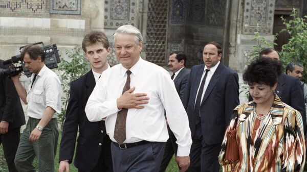 Президент России Борис Ельцин осматривает достопримечательности Самарканда во время визита в Узбекистан. - Sputnik Узбекистан