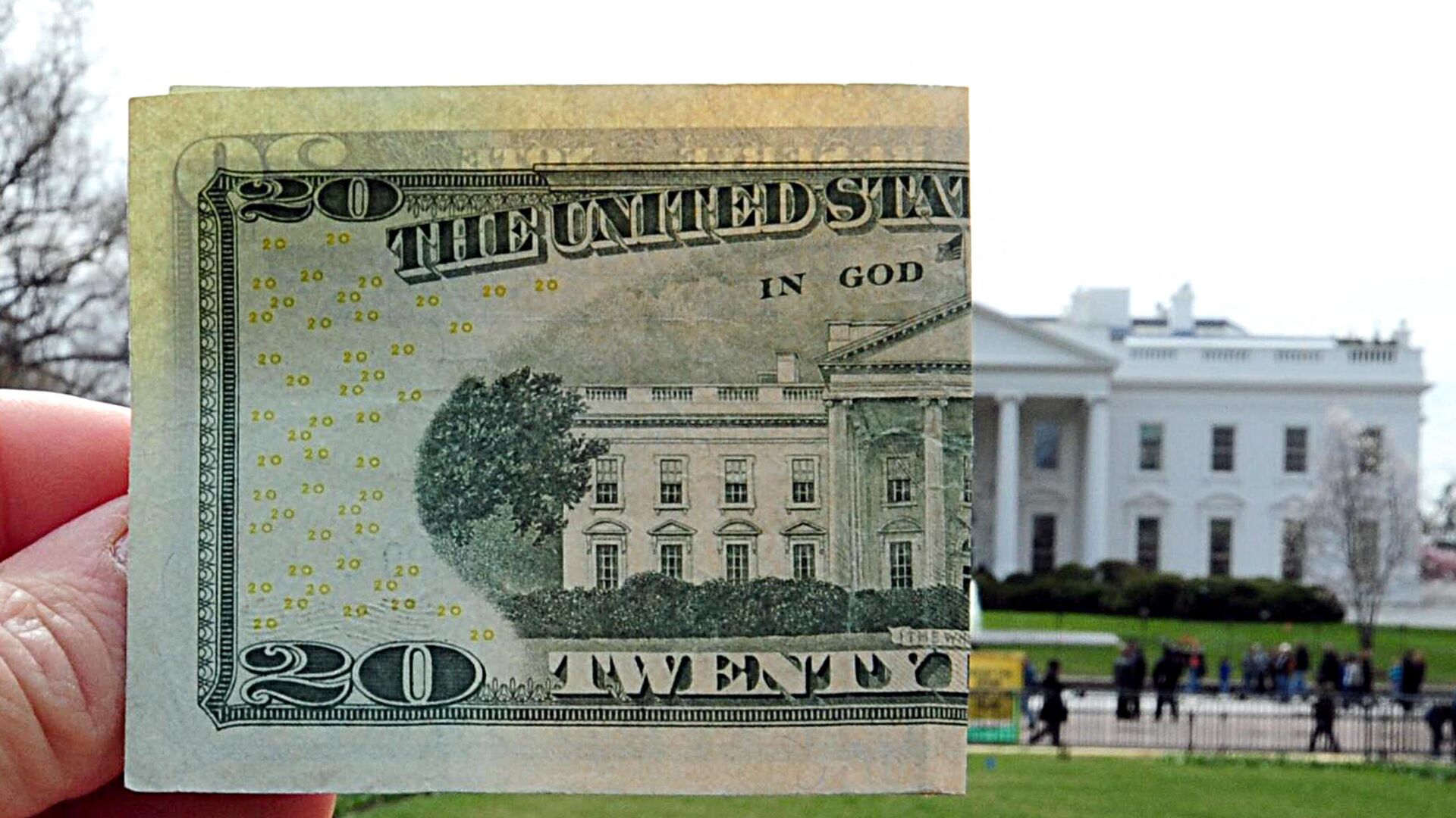 Двадцатидолларовая банкнота Соединенных Штатов, совмещенная с северной стороной Белого дома в Вашингтоне - Sputnik Ўзбекистон, 1920, 04.01.2024