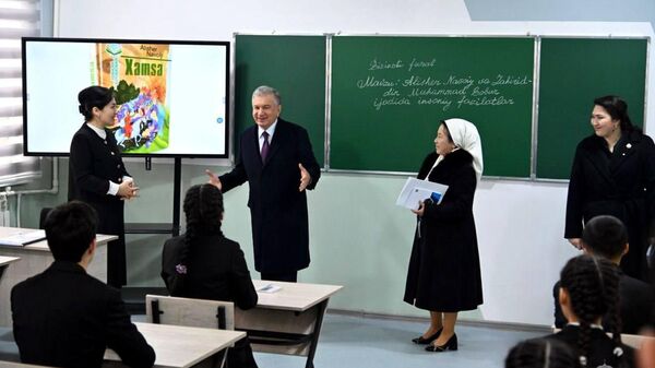 Президент Узбекистана Шавкат Мирзиёев посетил общеобразовательную школу №55 Андижанского района. - Sputnik Узбекистан