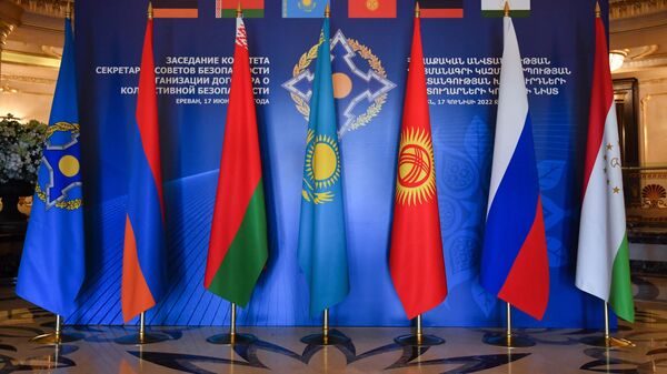 Флаги государств, входящих в Организацию Договора о коллективной безопасности, архивное фото - Sputnik Ўзбекистон