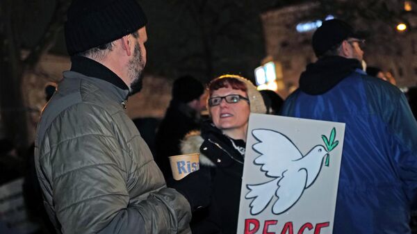 Участники акции протеста против поставок оружия Украине, на одной из улиц в Мюнхене - Sputnik Узбекистан