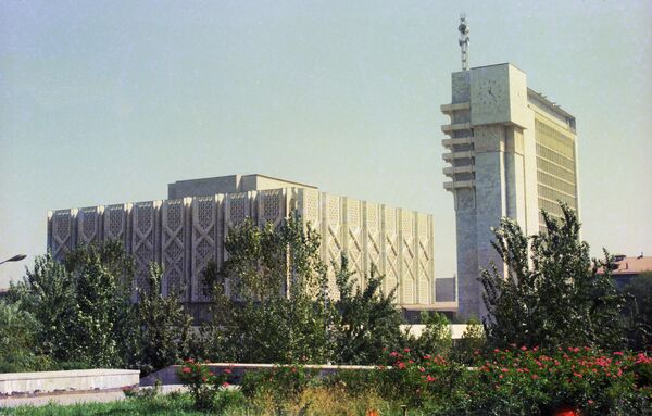 V.I. Lenin Markaziy muzeyining Toshkent filiali (chapda) va Matbuot uyi. 1978 yil. - Sputnik Oʻzbekiston