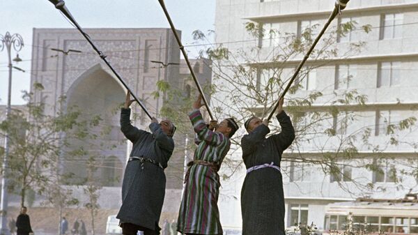 Карнаи на улице Ташкента. 1965 год - Sputnik Узбекистан
