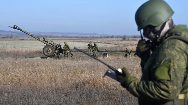 Военнослужащие артиллерийского расчета гаубицы Д-30 вооруженных сил РФ работают по позициям ВСУ в южном секторе СВО - Sputnik Ўзбекистон