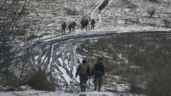 Украинские солдаты на позиции недалеко от Артёмовска. - Sputnik Ўзбекистон
