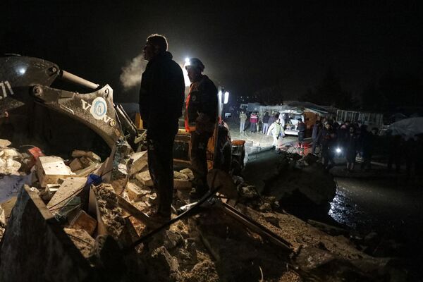 Работа спасателей в одном из разрушенных домов в сирийском городе Аазаз. - Sputnik Узбекистан