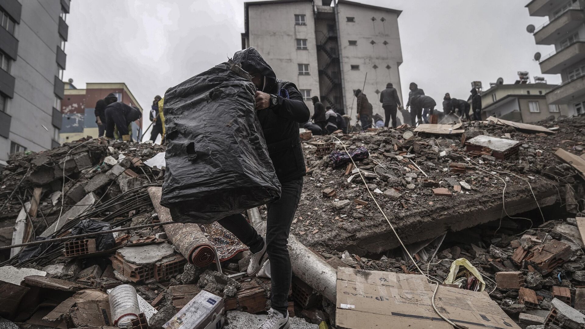 Разбор завалов и поиск жертв на месте разрушений в результате землетрясения в турецком Газиантепе - Sputnik Ўзбекистон, 1920, 07.02.2023