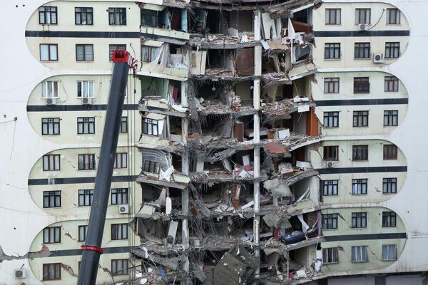 Разрушенное в результате землетрясения здание в турецком городе Диярбакыр, 6 февраля 2023 года. - Sputnik Узбекистан