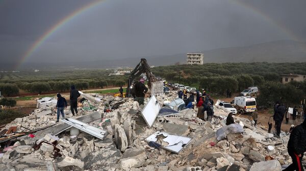 Разбор завалов и поиск жертв на месте разрушений в результате землетрясения в сирийском провинции Идлиб - Sputnik Ўзбекистон