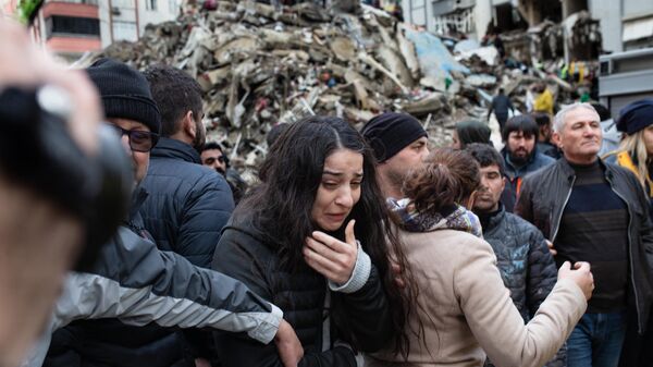 Разбор завалов и поиск жертв на месте разрушений в результате землетрясения в турецкой Адане  - Sputnik Ўзбекистон
